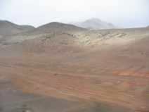 Panamericana in Ancash zwischen Paramonga
                        und Chimbote, rote W�ste mit W�stenbergen
