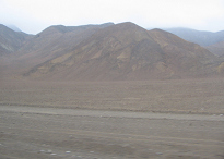 Panamericana in Ancash zwischen Paramonga
                        und Chimbote, W�ste mit W�stenbergen (04)