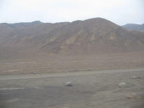 Panamericana in Ancash zwischen Paramonga
                        und Chimbote, W�ste mit W�stenbergen (05)