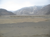 Panamericana in Ancash zwischen Paramonga
                        und Chimbote, W�ste mit W�stenbergen (06)