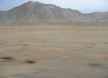 Panamericana in Ancash zwischen Paramonga
                        und Chimbote, W�ste mit W�stenberg (02)