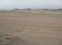 Panamericana in Ancash zwischen Paramonga
                        und Chimbote, W�ste mit W�stenbergen, Panorama
                        (03)
