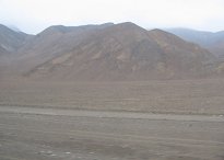 Panamericana in Ancash zwischen Paramonga
                        und Chimbote, W�ste mit W�stenbergen (04)