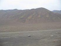 Panamericana in Ancash zwischen Paramonga
                        und Chimbote, W�ste mit W�stenbergen (05)