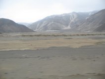Panamericana in Ancash zwischen Paramonga
                        und Chimbote, W�ste mit W�stenbergen (06)