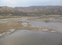 Panamericana in Nord-Peru
bei Mancora, Flussüberquerung mit Wüstenbergen
im Hintergrund Panamericana in Nord-Peru bei Mancora,
Flussüberquerung mit Wüstenbergen im
Hintergrund