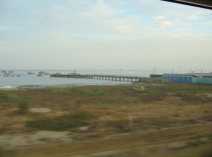 Panamericana in Nord-Peru bei Mancora,
Strandbucht mit Pier und Panorama Panamericana in Nord-Peru bei Mancora,
Strandbucht mit Pier und Panorama