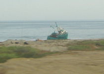Panamericana in Nord-Peru zwischen
Mancora und Tumbes, ein Fischerboot am Strand Panamericana in Nord-Peru zwischen Mancora
und Tumbes, ein Fischerboot am Strand