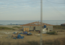 Panamericana in Nord-Peru zwischen
Mancora und Tumbes, Strandhaus im Bau Panamericana in Nord-Peru zwischen Mancora
und Tumbes, Strandhaus im Bau
