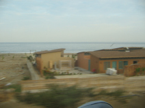 Panamericana
in Nord-Peru zwischen Mancora und Tumbes,
Strandsiedlung Panamericana in Nord-Peru zwischen Mancora
und Tumbes, Strandsiedlung