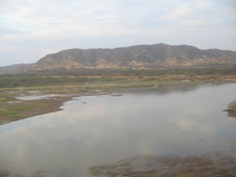 Panamericana in Nord-Peru
zwischen Mancora und Tumbes, Flussüberquerung
mit Wüstenbergkette im Hintergrund Panamericana in Nord-Peru zwischen Mancora
und Tumbes, Flussüberquerung mit Wüstenbergkette
im Hintergrund