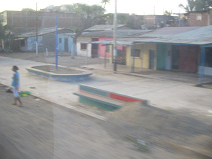 Panamericana in Nord-Peru
zwischen Mancora und Tumbes, Ortsdurchfahrt (03)
(vielleicht Cruz de Pizarro?) Panamericana in Nord-Peru zwischen Mancora
und Tumbes, Ortsdurchfahrt (03) (vielleicht Cruz
de Pizarro?)