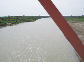 Traves�a del R�o Tumbes cerca de Tumbes
                          (01)
