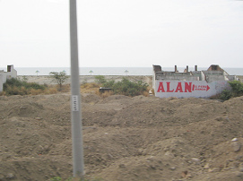 Playa entre Tumbes y Zorritos, casa sin
                          techo (04)