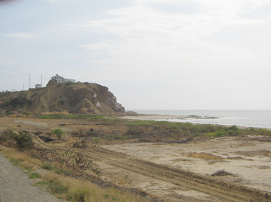 Panamericana Norte entre Tumbes y
                          Zorritos, otra punta, esa vez con una casa en
                          el roque