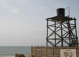 Panamericana Norte entre Tumbes y
                          Zorritos, tanque de agua en una torre