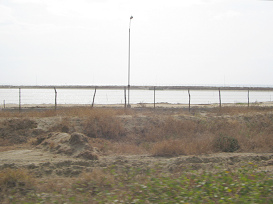 Panamericana Norte entre Tumbes y
                          Zorritos, cuenca llena para la crianza de
                          conchas (01)