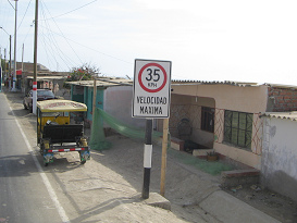 Zorritos, pasaje del lugar con se�al "velocidad
            m�xima 35 km/h"