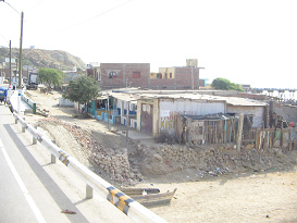 Zorritos, pasaje del lugar con hilera de
                          casas (01)