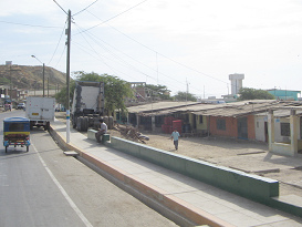 Zorritos, pasaje del lugar con hilera de
                          casas (02)