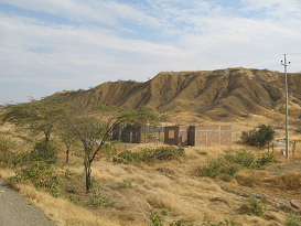 Panamericana entre Zorritos y M�ncora, casa
                      incompleta antes de un cerro del desierto (01)