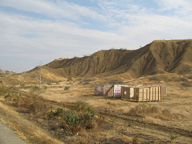 Panamericana entre Zorritos y M�ncora, casa
                      incompleta antes de un cerro del desierto (02)