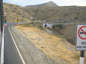 Panamericana Norte zwischen Mancora und
                        Piura, steiler Anstieg (01)