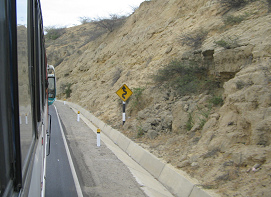 Panamericana Norte zwischen Mancora und
                        Piura, steiler Anstieg (03)