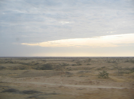 Panamericana Norte zwischen Mancora und
                        Piura, Steppe mit spitzem Wolkenfenster (01)