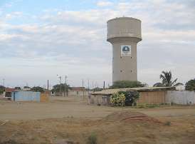 Panamericana Norte zwischen Mancora und
                        Piura, eine Siedlung in der W�ste mit
                        Wasserturm