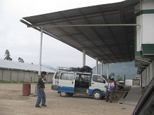 Oxapampa, Kleinbusse (Combis) am Busbahnhof
                      (Terminal Terrestre)