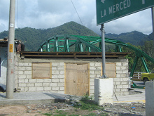 Wegweiser an der gr�nen Stahlbr�cke nach La
                      Merced
