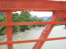 Erneute Fluss�berquerung zwischen La Merced
                      und San Ramon, jetzt �ber eine rote Stahlbr�cke