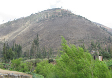 Landwirtschaftsebene und ein kahler Berg im
                      Hintergrund