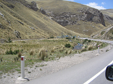 Das Tal mit Strasse, Fluss und Eisenbahn