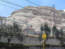 La Oroya, Schulgel�nde mit Berg im
                        Hintergrund