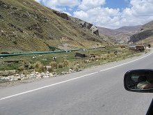 La pista y un tubo (gaseducto o oleducto)
                        (02)