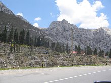 Aldea y cordillera de caliza al fondo