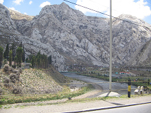El r�o, el tubo verde (gaseducto o oleducto) y la
            cordillera de caliza (01)