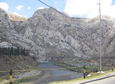 El r�o, el tubo verde (gaseducto o
                        oleducto) y la cordillera de caliza (02)