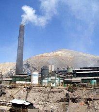 La funder�a con la chimenea en el
                                  centro de la ciudad de La Oroya