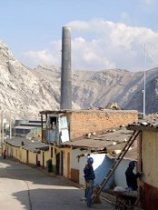 La chimenea de la funder�a de La
                                  Oroya est� al costado del centro de La
                                  Oroya