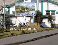 P�ster de la empresa miner�a
                                  "Doe Run Per�":
                                  "Bienvenidos", no diciendo
                                  nada sobre la cat�strofe de salud en
                                  La Oroya [6]