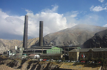 Andere Fotos zeigen die
                                Schmelzh�tte von Doe Run Peru in La
                                Oroya mit zwei Kaminen... [11]