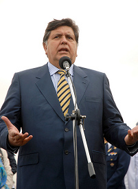 Der korrupt-kriminelle,
                                  peruanische, "christliche"
                                  Pr�sident von Peru, Al�n Garc�a, hier
                                  mit Mikrophon
