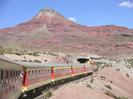 Zentrale Andenbahn, Touristenzug (hier
                          hoch oben bei Ticlio) [2]