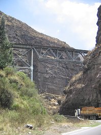 Lastwagen und Eisenbahnbr�cke