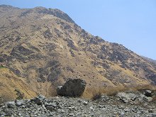 Cerro en negro y amarillo