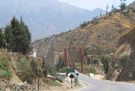 Puente colgante rojo sobre el Rimac cerca
                        de San Bartolom� (Puente Habich), primer plano