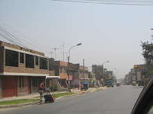 Chosica (03), hilera de casas con
                        transporte de bebidas